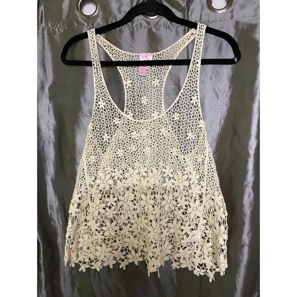 * Dolled Up medium crochet floral tank top features a razorback design scallope
